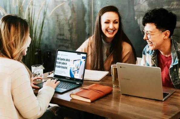 Menschen besprechen gemeinsam ein Projekt